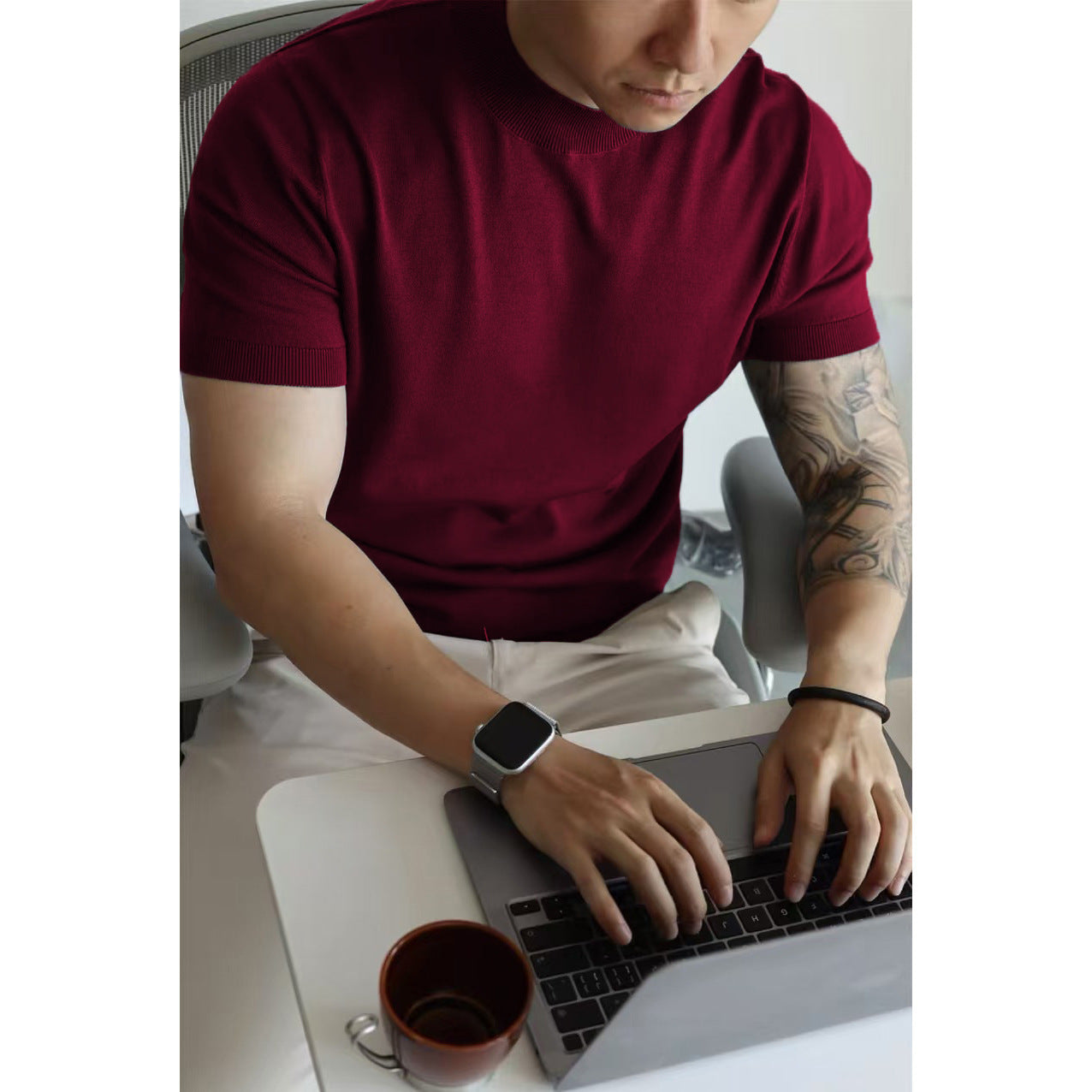 Costume de couleur unie avec un t-shirt en soie glacée d'été