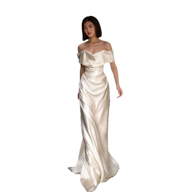 Robe de mariée à l'épaule blanche