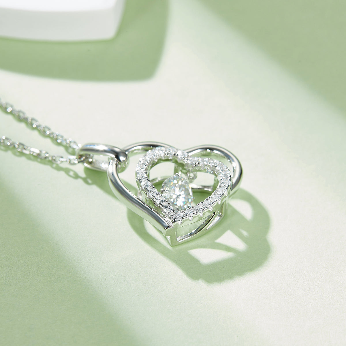 S925 Argent Sterling 0.5ct D Couleur VVS1 Moissanite Collier de coeur enroulé 45cm Platine