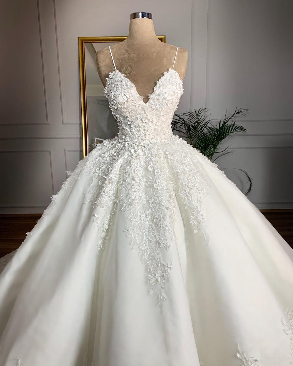 Deep V-col Sexy Dentelle Longueur du sol Robe de mariée Romantique Aura Banquet de mariage Dignifié W
