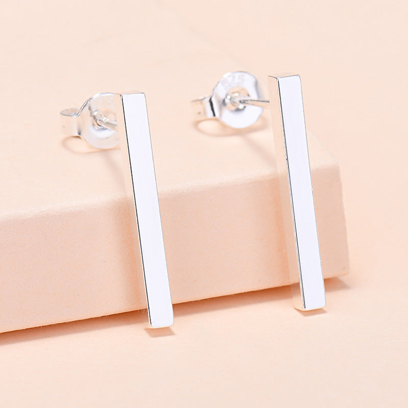 Boucles d'oreilles à barre unique Minimalist personnalisées Chic et Mini pour les femmes