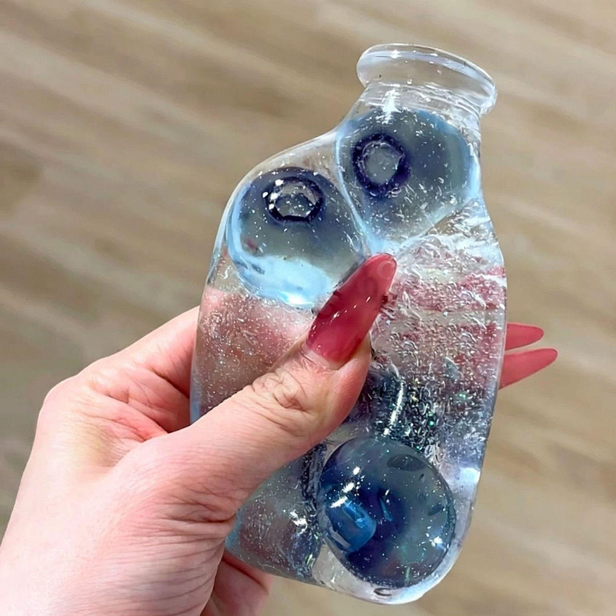 Jouet de pression de bouteille de soda avec la sable