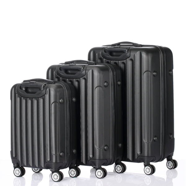 Trois dans un compartiment à bagages noir