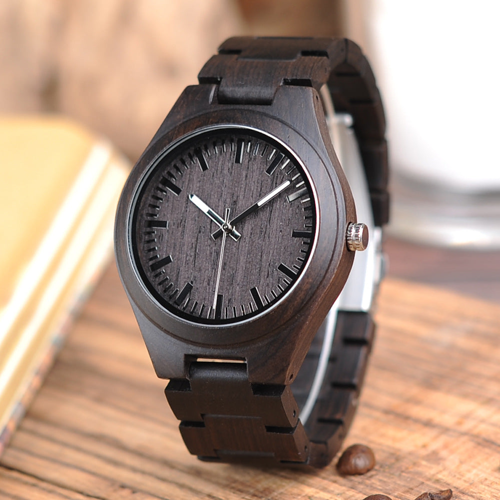 Simple montre en bois comme cadeau d'anniversaire pour les étudiants