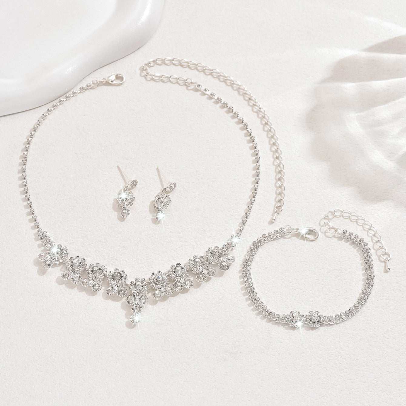 Collier de fleur de strass ultra brillant
