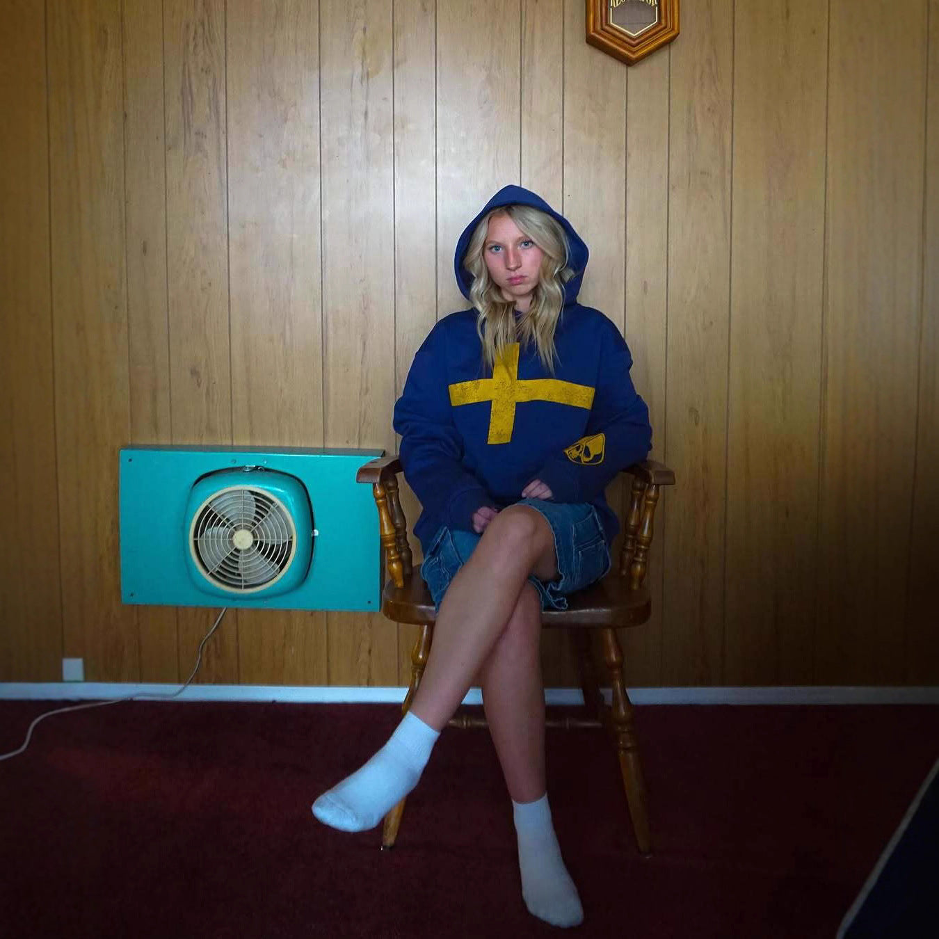 Chenille à capuche bleue en plis