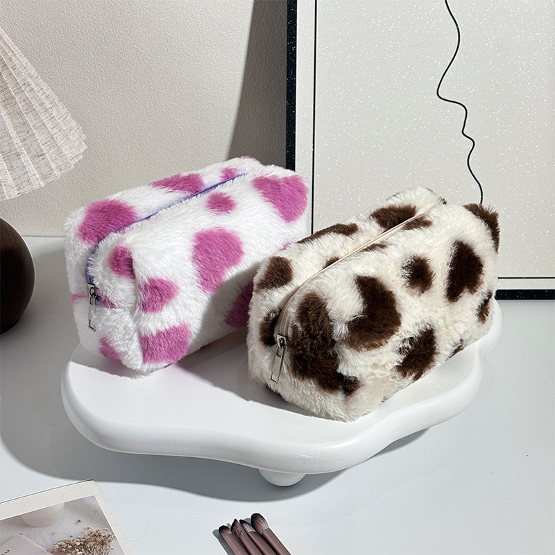 Sac de maquillage mignon et élégant avec une peluche en forme de cœur design grande capacité et portable
