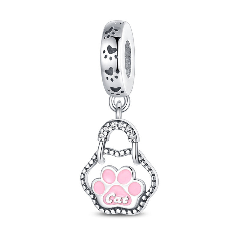Bracelet bricolage avec un pendentif et des perles d'impression de patte mignon