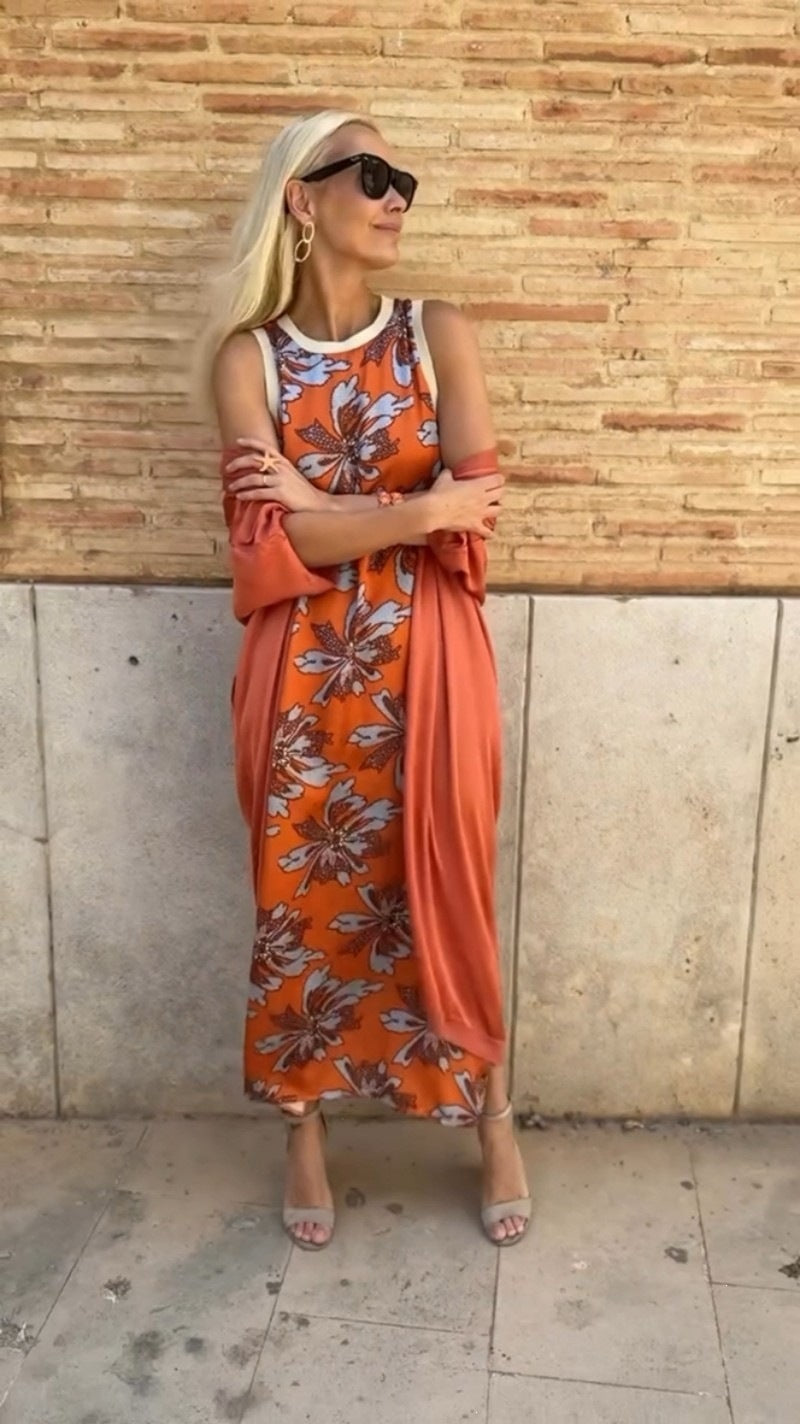 Elegant long round-neck dress with cape