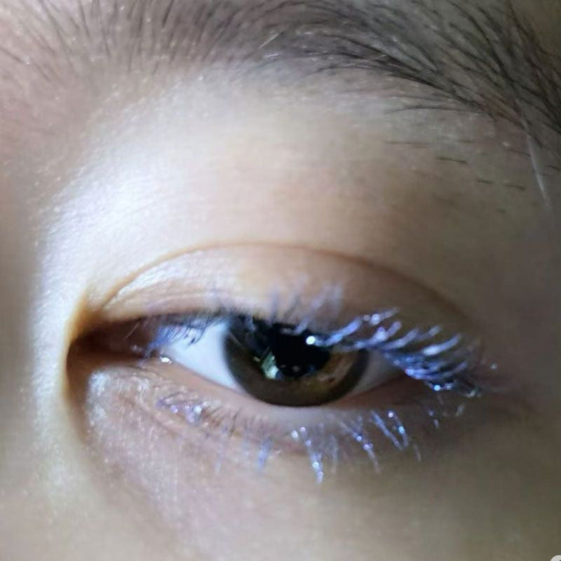 Les larmes vers le bas juste une Mascara bleue