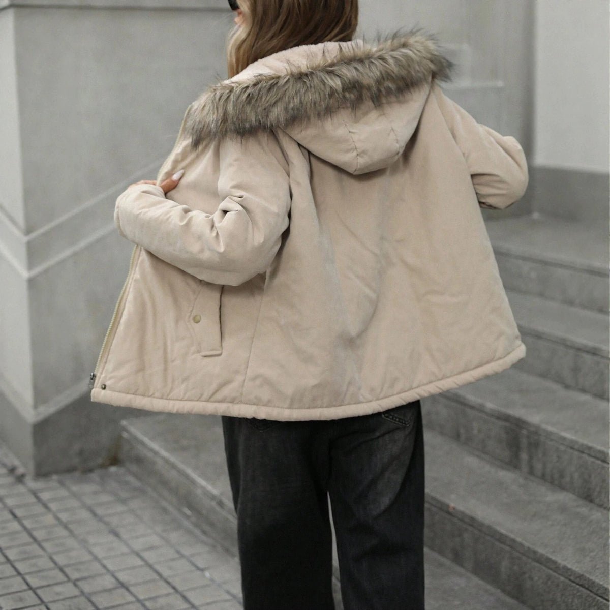 Manteau épais avec une veste rembourrée en coton de capot et de collier de fourrure
