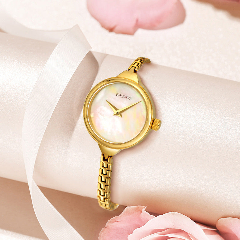 Une petite et raffinée montre à quartz pour les femmes