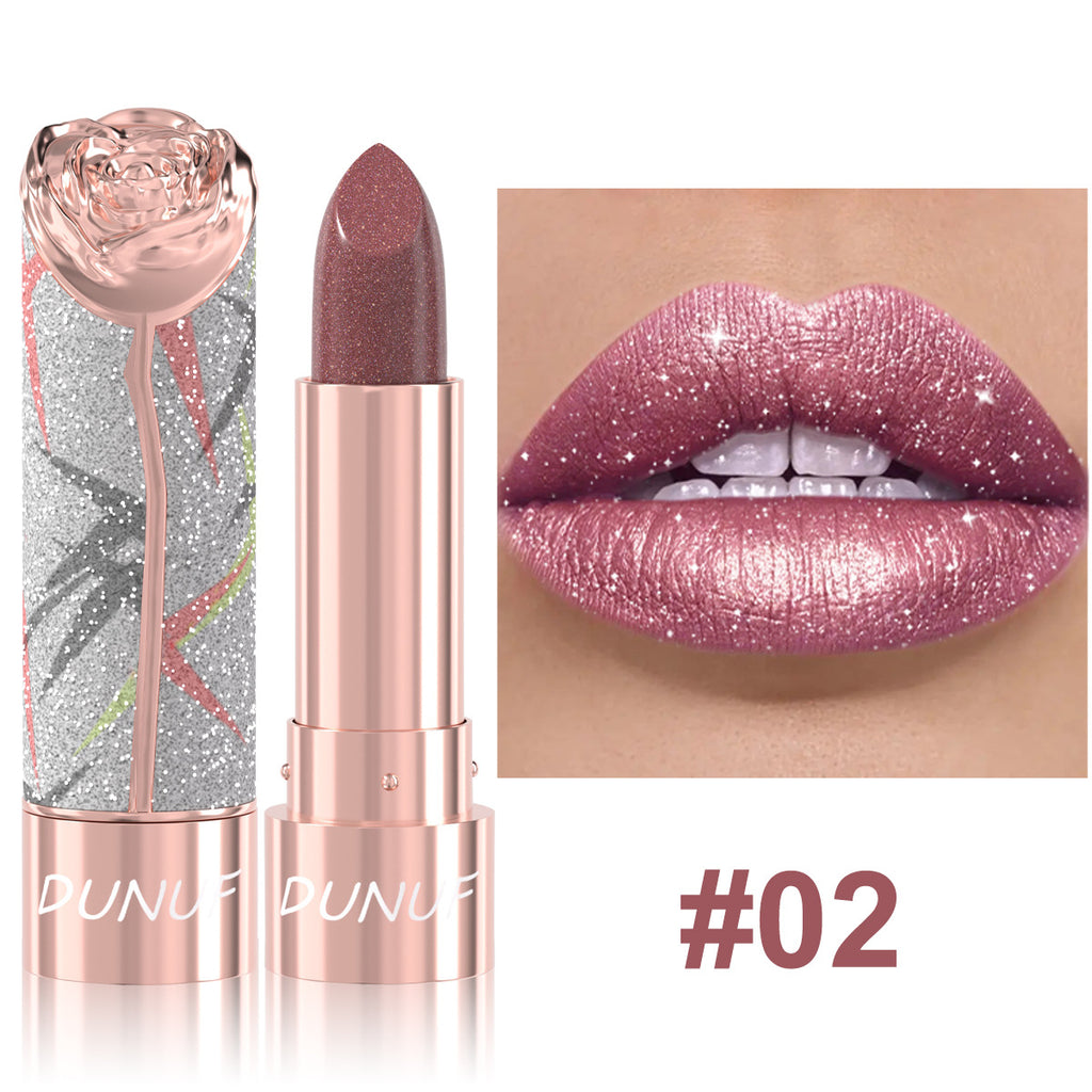 Rouge à lèvres perlescent métal-luster avec shimmer doré Et un effet tridimensionnel