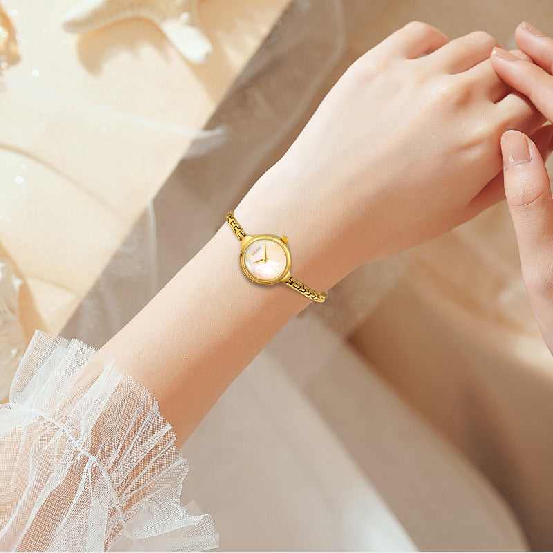 Une petite et raffinée montre à quartz pour les femmes