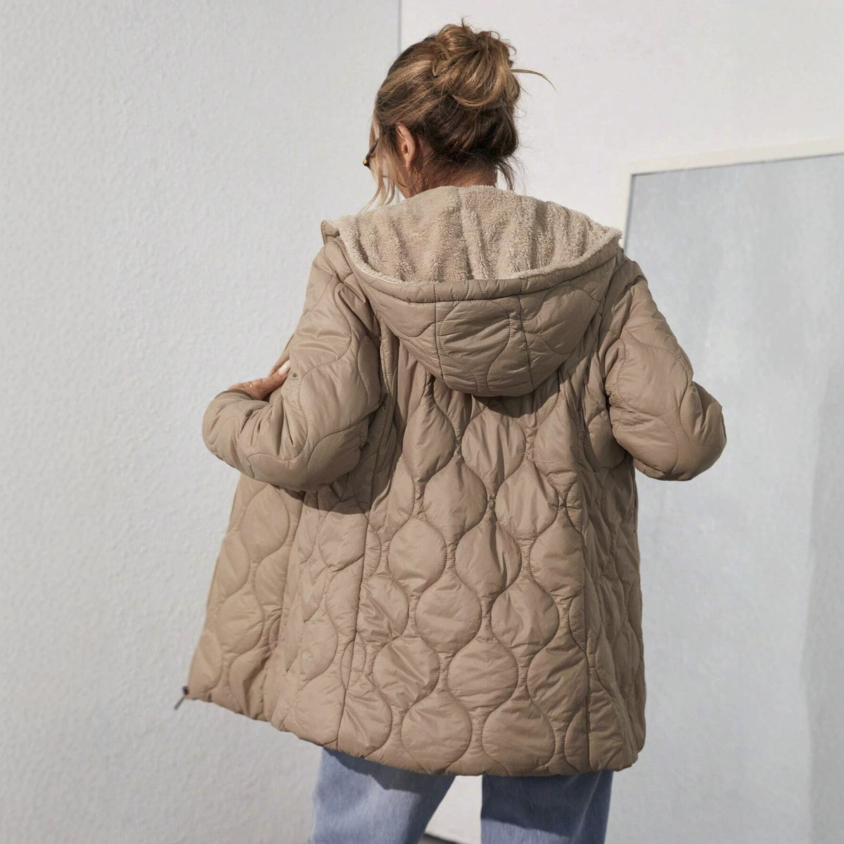 Manteau rembourré à capuche de taille moyenne pour femmes avec doublure en polaire