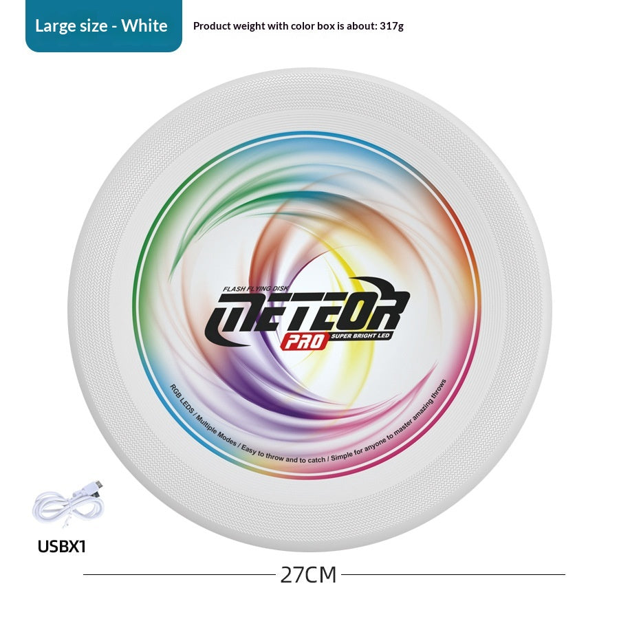 Enfants de plein air sport lumineux frisbee lancer à la main et glisse dans une spirale