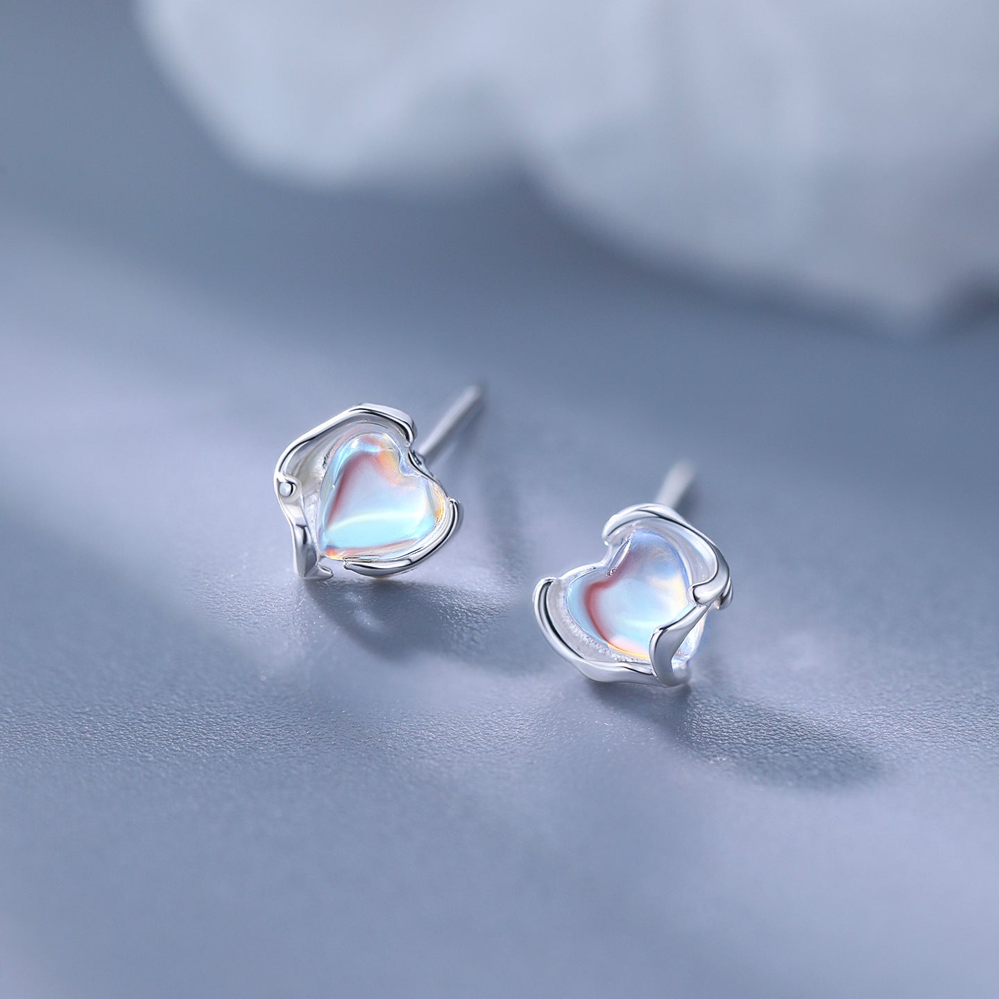 Boucles d'oreilles en forme de coeur en pierre de lune Niche et design pour les femmes