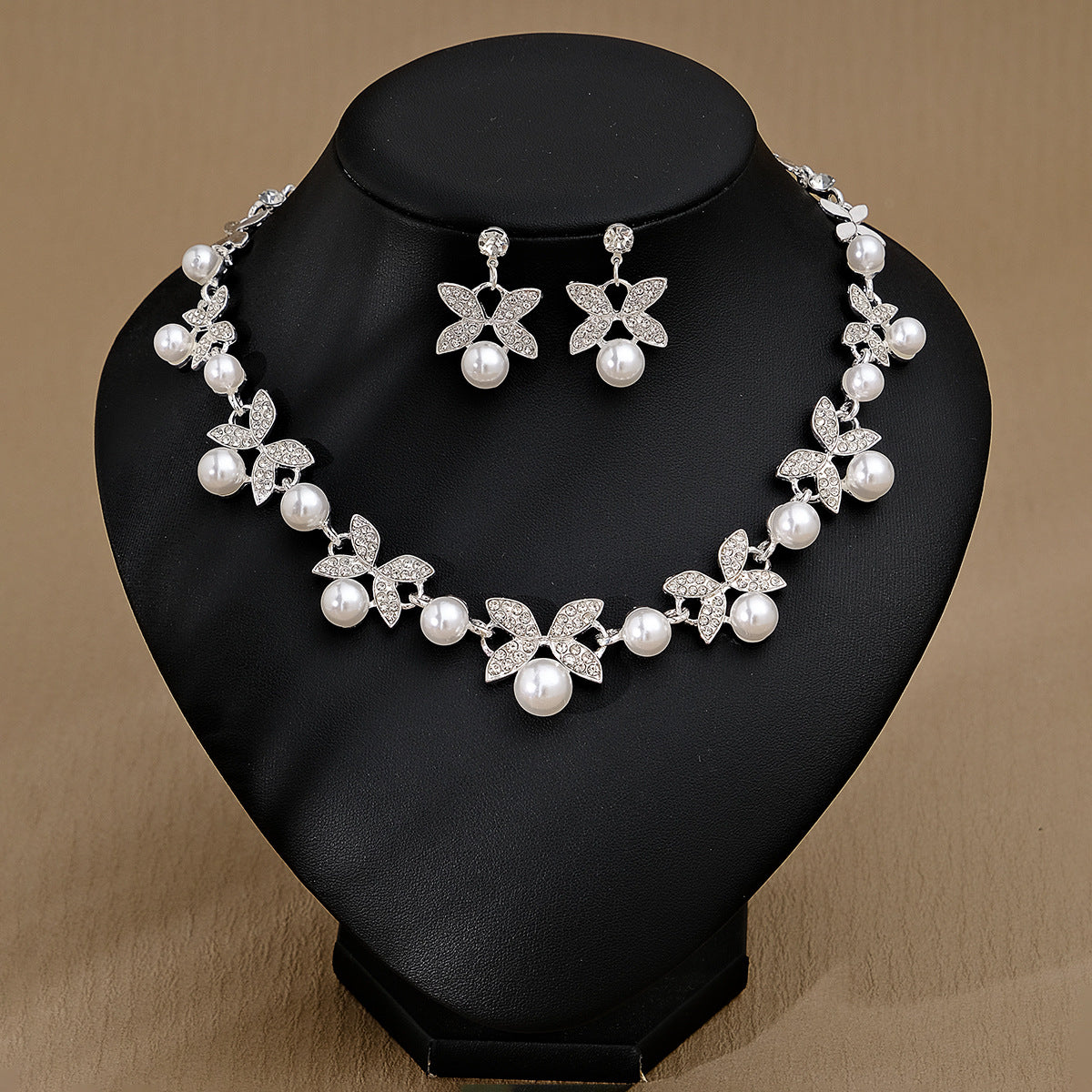 Boucles d'oreilles et colliers en Strass Pearl