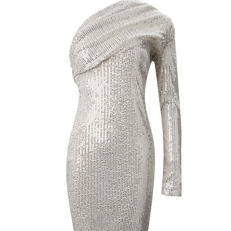 Robe de forme à paillette d'une épaule en argent