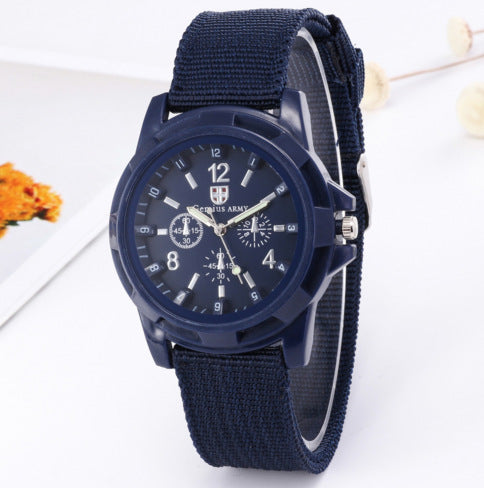 Fausse mode simple Ceinture en acier à trois yeux Montre Quartz