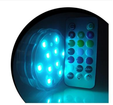 Les lumières sous-marines colorées mettent en lumière les lumières de télécommande