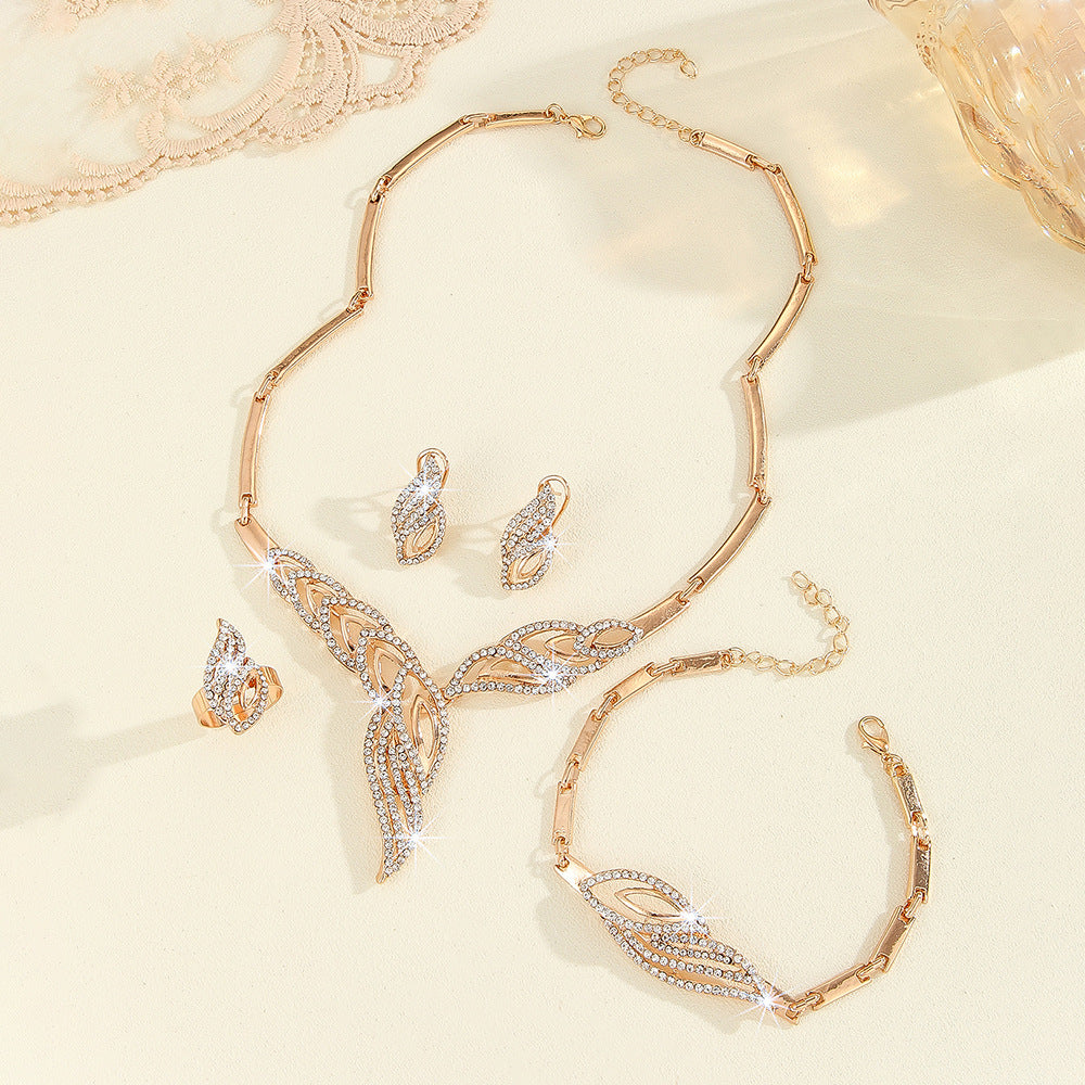 Boucles d'oreilles en collier incrusté de diamant de feuille d'or