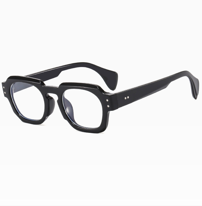 Photographie de rue élégante et moderne avec des lunettes de soleil polygonales irrégulières