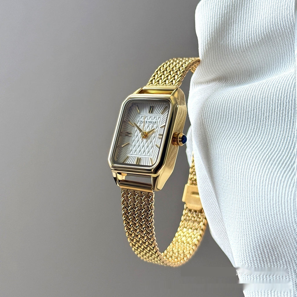 La montre haut de gamme polyvalente légère pour les femmes pour les étudiants en quête d'un D simple et compact