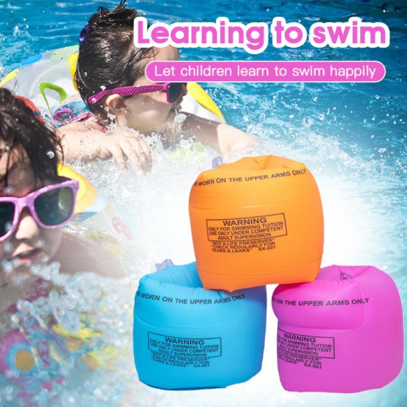 Plusieurs coussins gonflables gonflent le cercle de natation et le bras de bébé