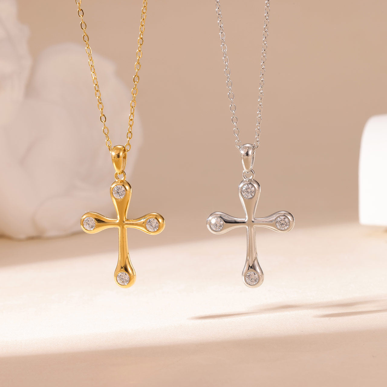 Collier Cross pour femmes sophistiquées polyvalentes et subtilement luxueuses