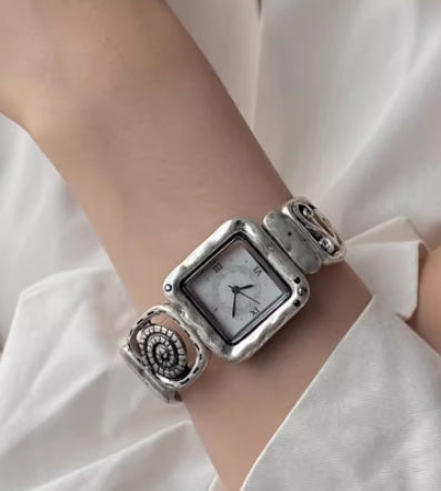Rétro nostalgique à la main Carré élastique Montres Femmes