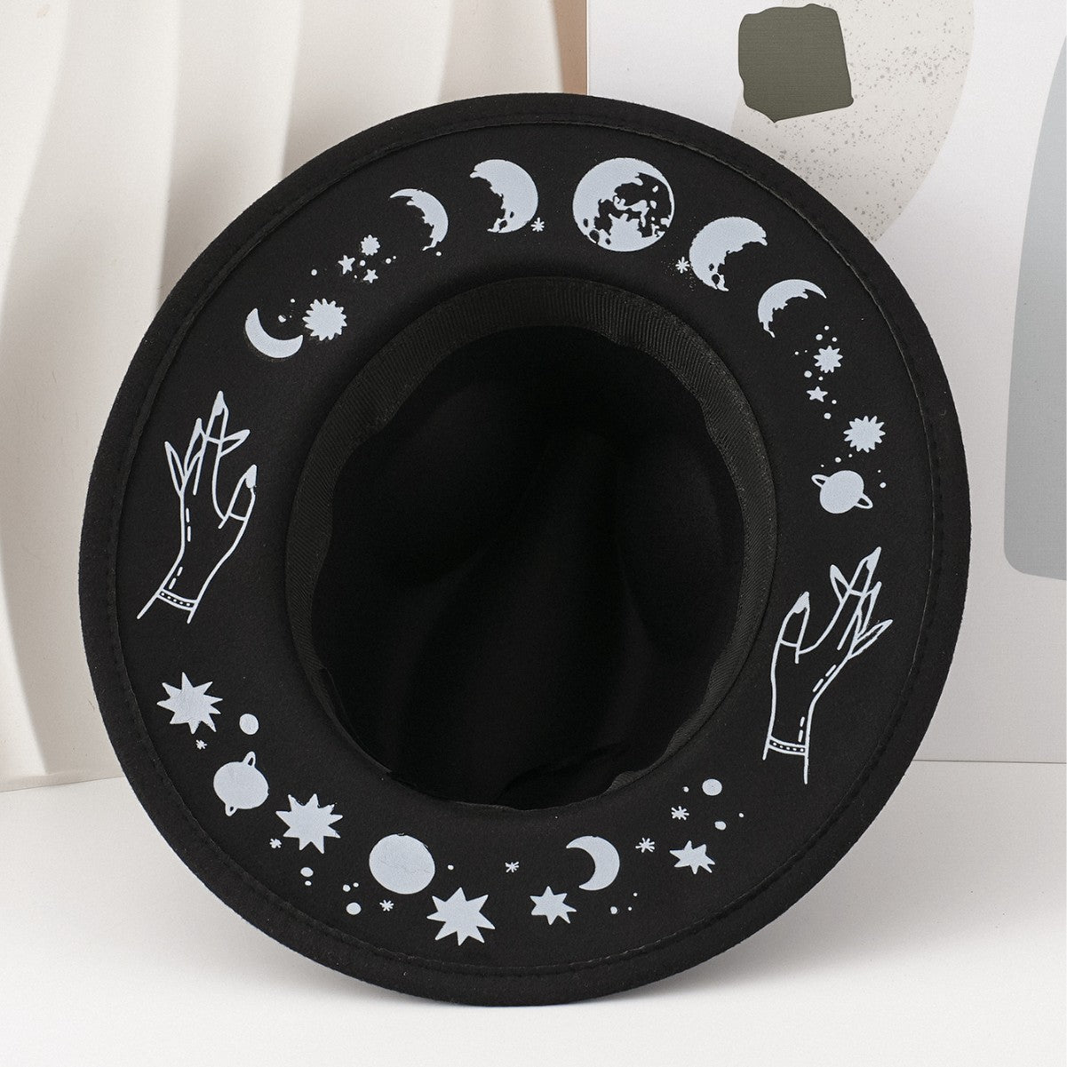 Motif de lune peint à la main de style gothique