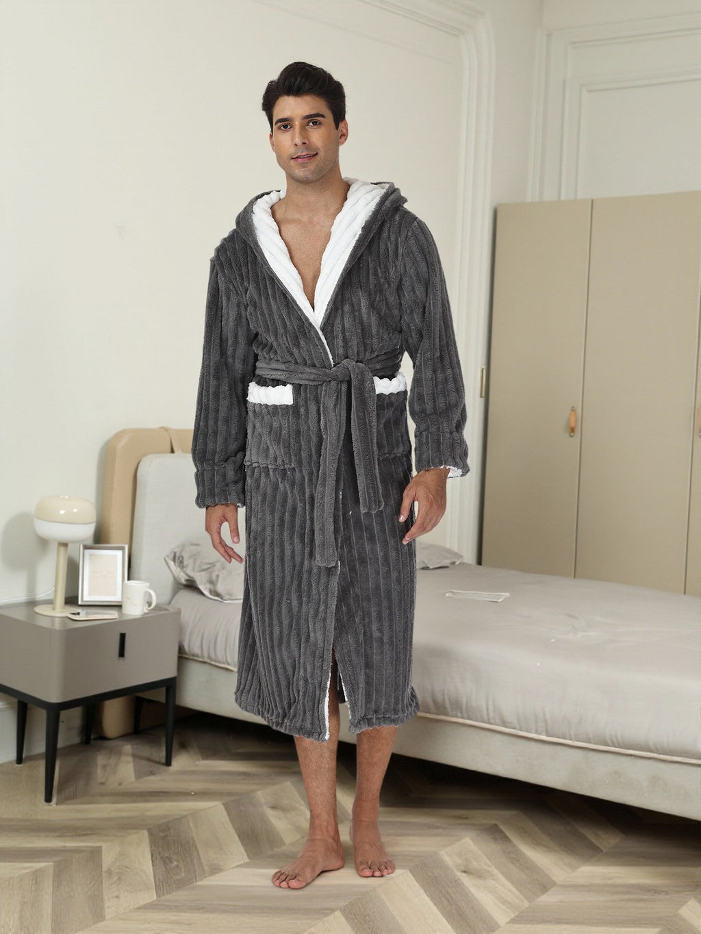 L'épaisse robe de nuit en dentelle à capuchon pour hommes