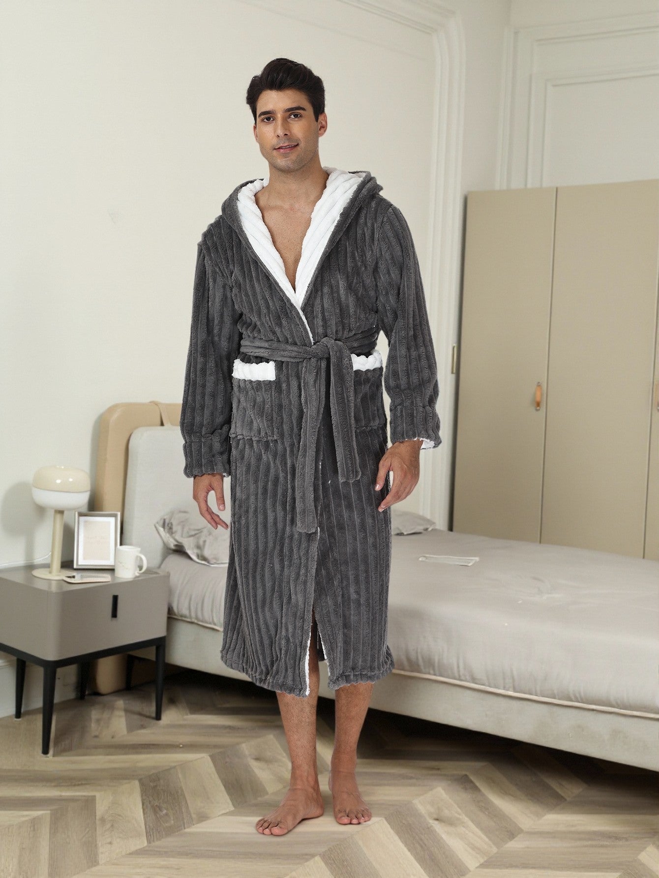 L'épaisse robe de nuit en dentelle à capuchon pour hommes