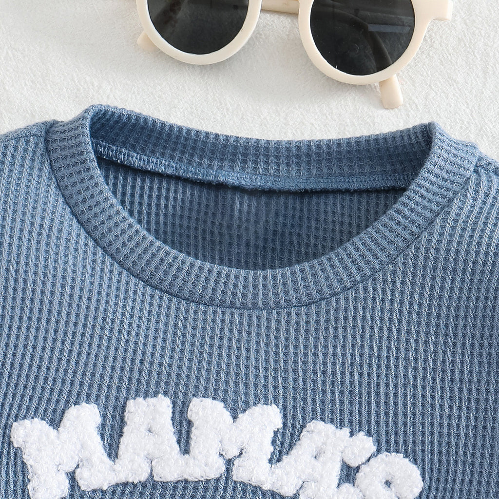 Baby set with embroidered letters on the top
