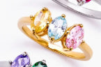 Une bague d'anniversaire en plusieurs pierres ornée de pierres de Zirconia en forme de marquise