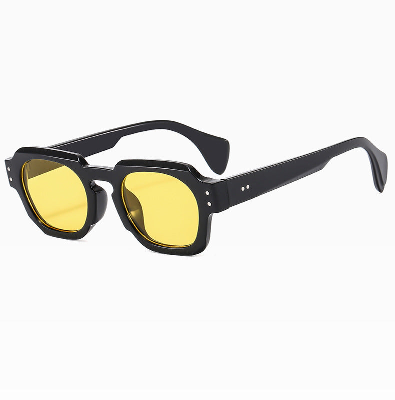 Photographie de rue élégante et moderne avec des lunettes de soleil polygonales irrégulières