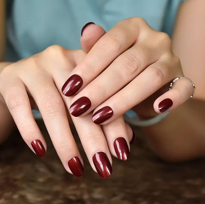 Les ongles artificiels en forme d'amandes longs de couleur solide pour femmes