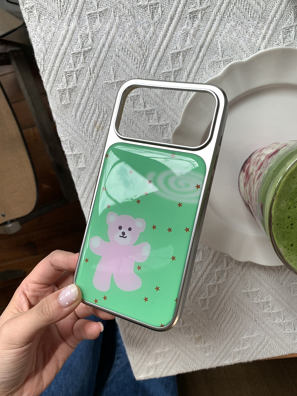 Boîtier de téléphone bleu et rose avec cadre argenté et revêtement époxy