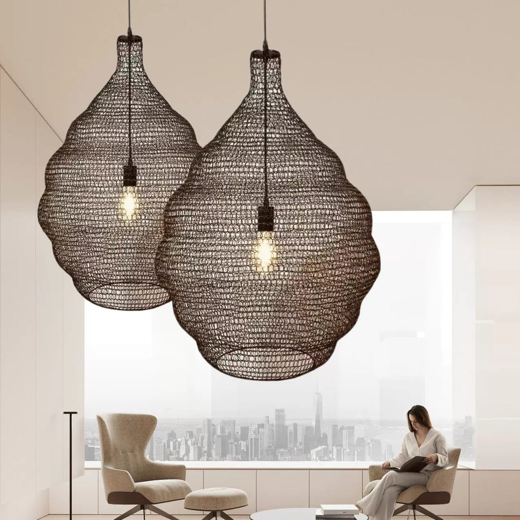 Restaurant chaud de style rustique avec des chandeliers à mailles