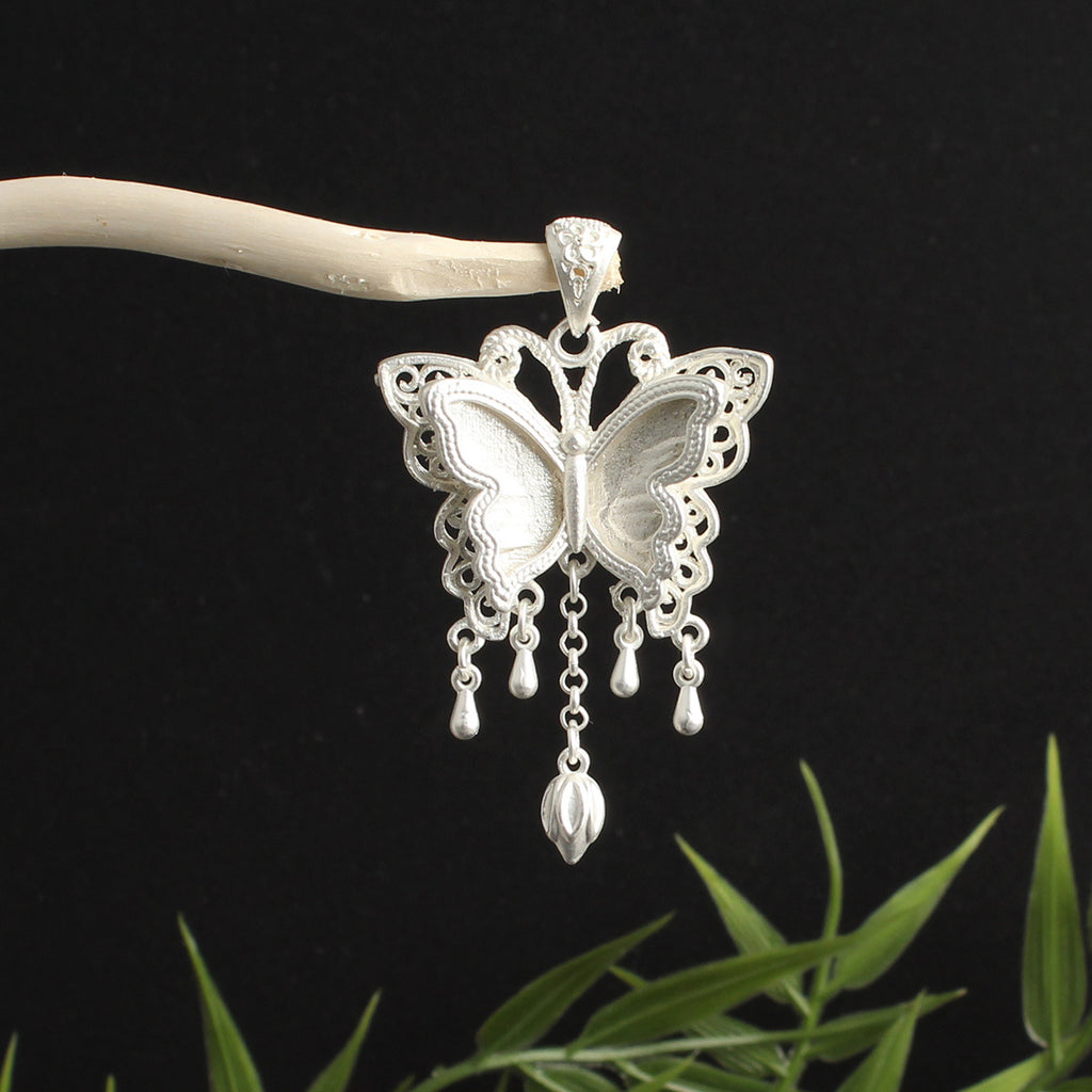 Pendentif papillon incrusté avec une cloche