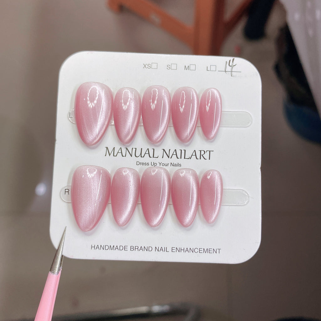 Conseils d'art sur ongles de gel appliqués à la main pour le séchage UVLED