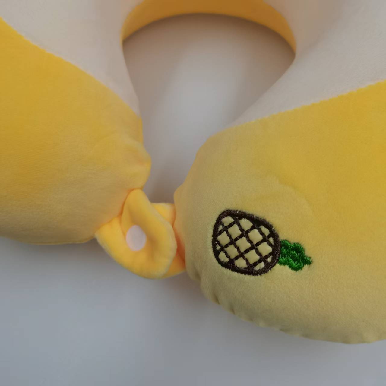 Tigre jaune mignon avec oreiller encolure ananas
