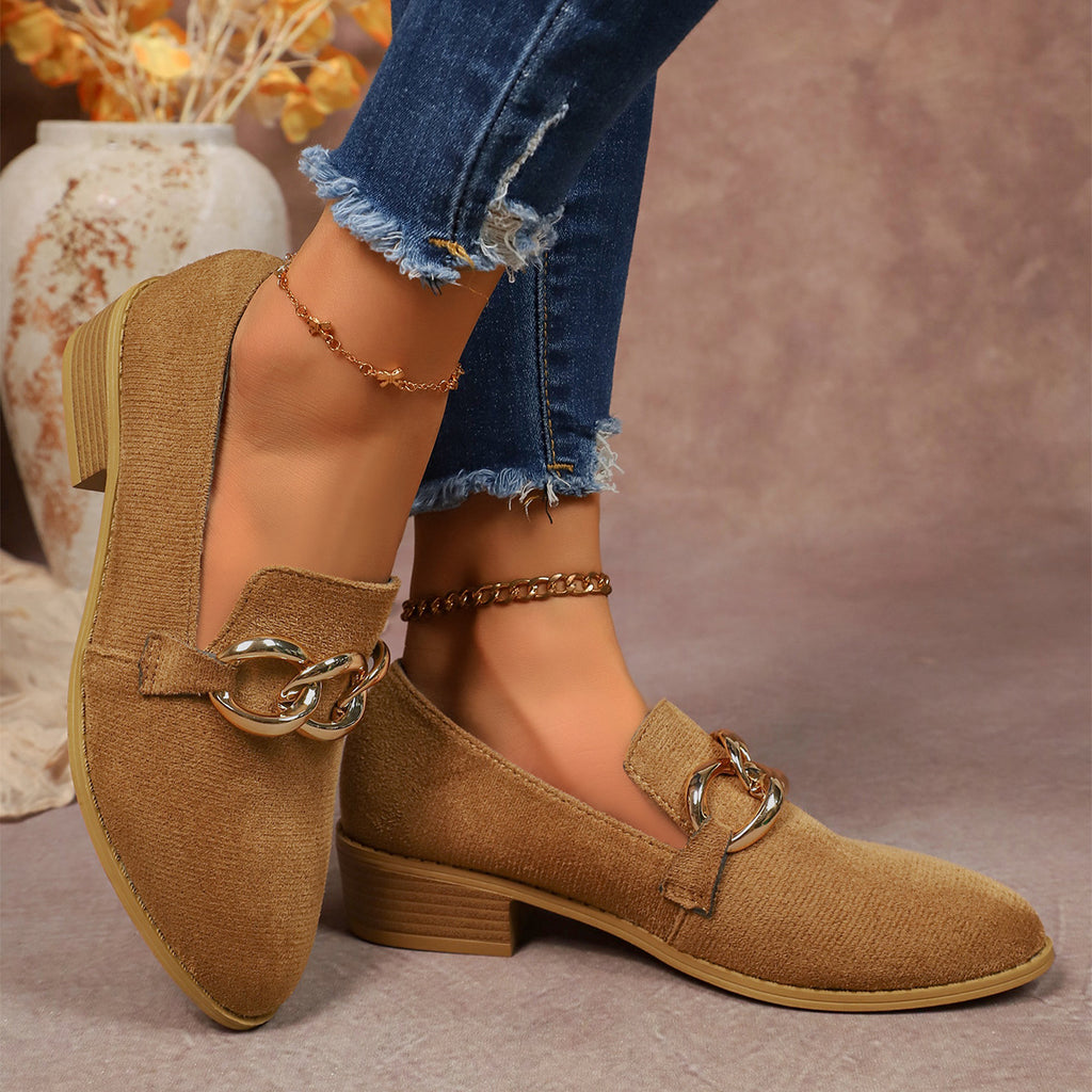 Pompes de talons de chunky pour femmes avec une chaîne métallique élégante et un orteil rond