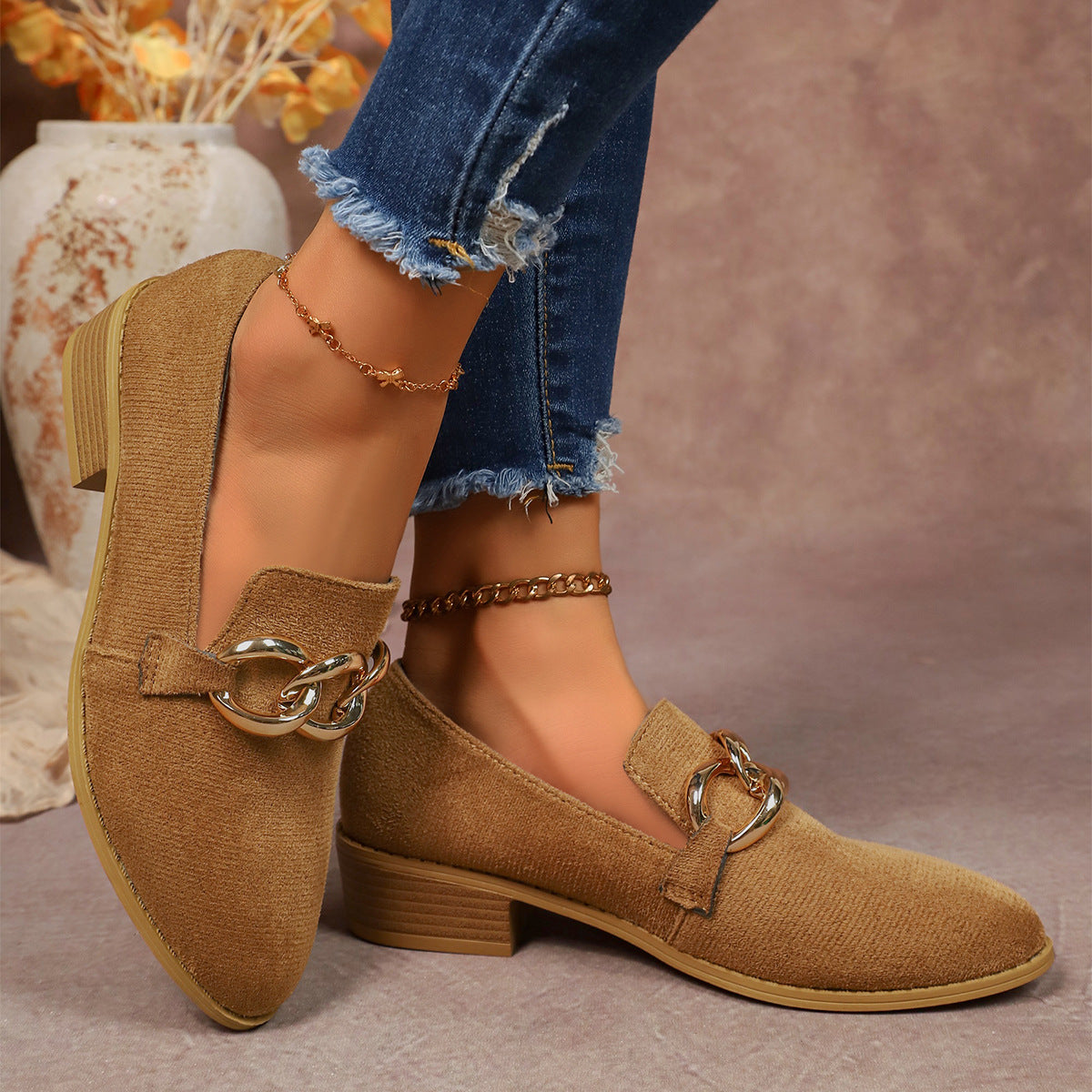 Pompes de talons de chunky pour femmes avec une chaîne métallique élégante et un orteil rond