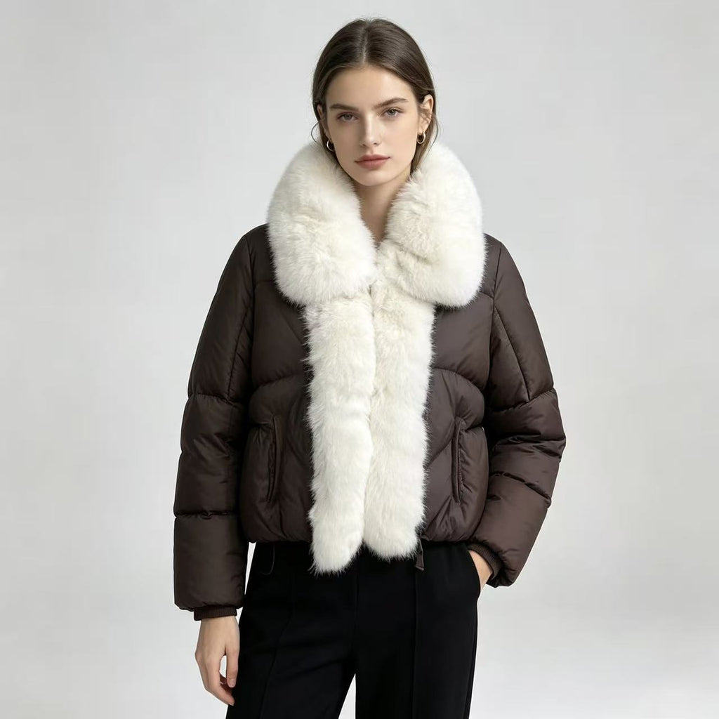 Manteau court en coton rembourré avec un panneau de collier en fausse fourrure