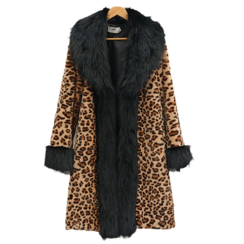 Manteau de femmes avec un grand collier de fourrure chaud