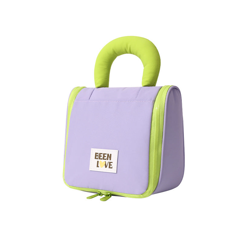Laver un sac d'organisateur de maquillage de voyage