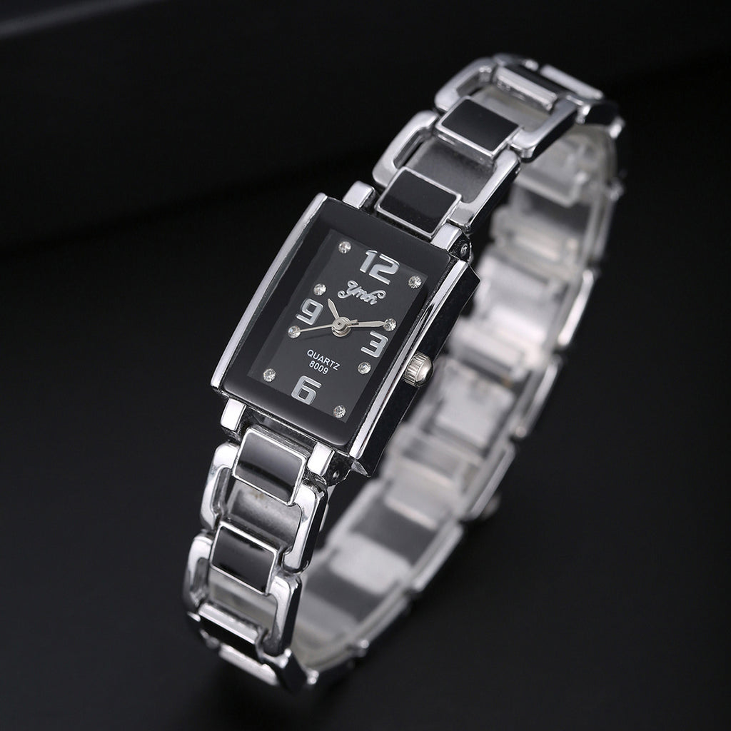 Femmes bracelet montre avec un cas carré incrusté de diamants
