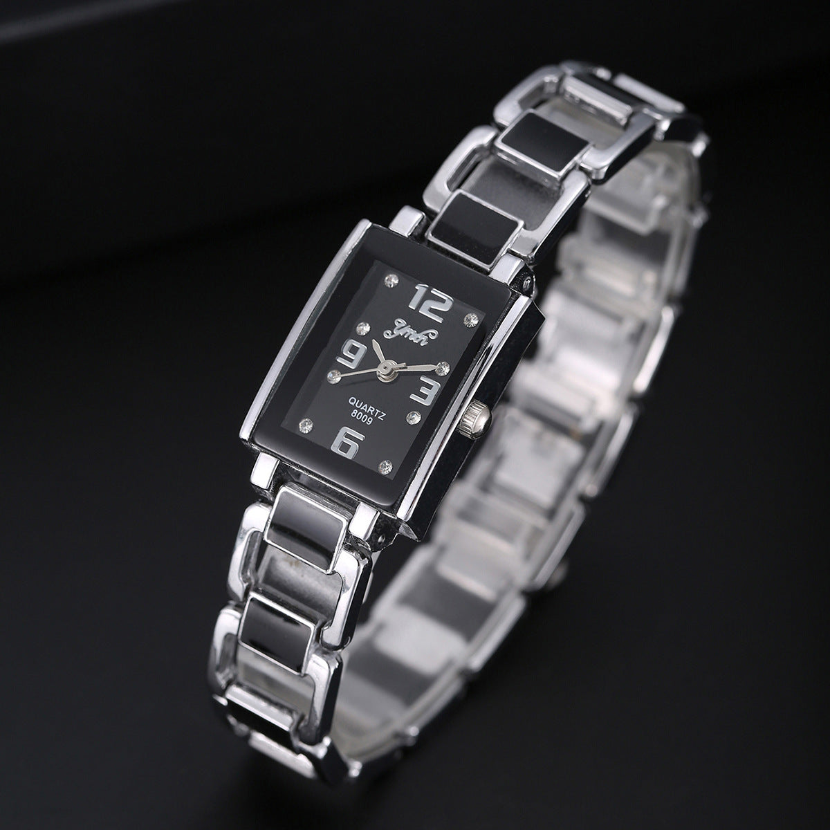 Femmes bracelet montre avec un cas carré incrusté de diamants